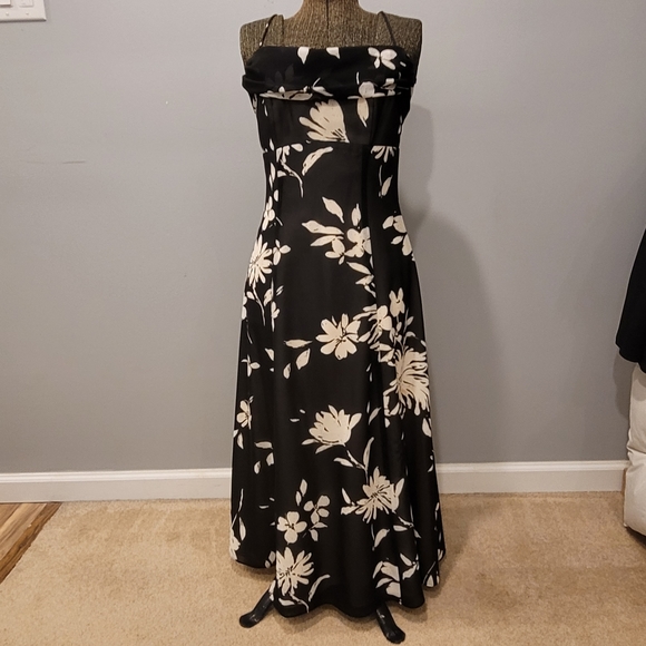 Betsy and Adam Vintage Gown - Picture 9 of 11